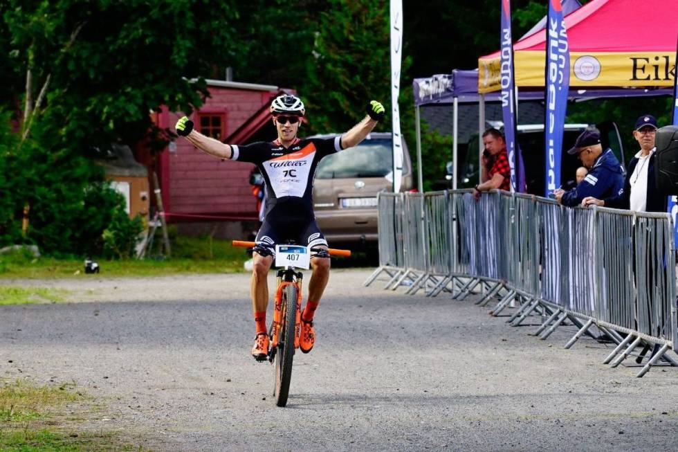 Ole Hem trodde han hadde vunnet Hanekampen da han krysset mållinja, men gleden ble kortvarig. Foto: Glenn-Håvard Sønju Ole Hem i Hanekampen 2020