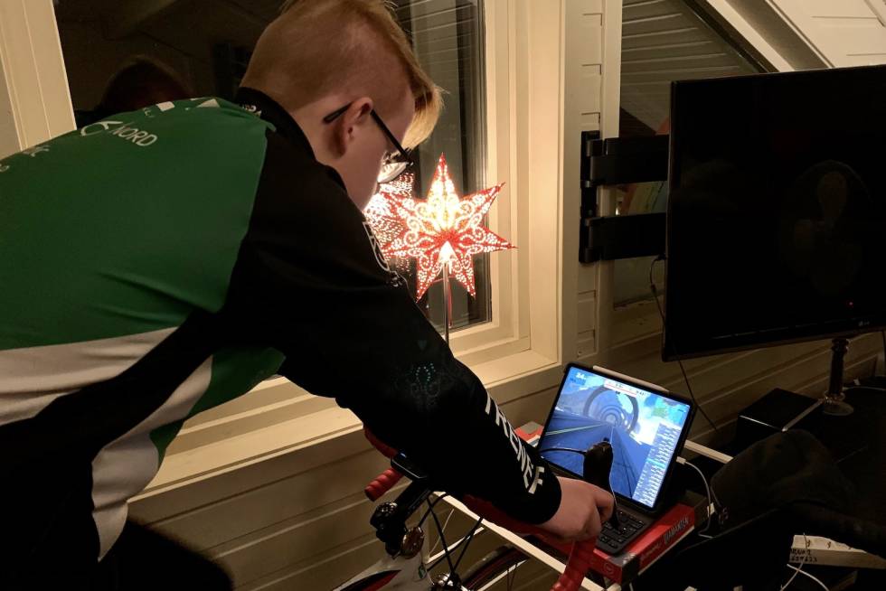 LAGTEMPODEBUTANT: Oliver Klinkenberg (14) fra Harstad CK syklet lagtempo for første gang under onsdagens runde i NCFs nye Zwift-liga for ungdom. Foto: Bjørnar Klinkenberg Oliver Klinkenberg NCF TTT Challenge Zwift