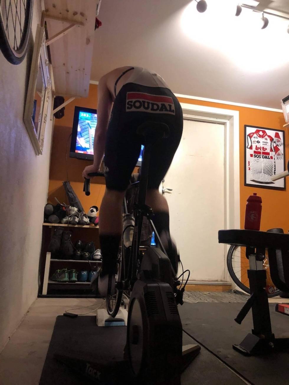TRENER I GANGEN: Oliver Melsom-Johansen har gjort det som skulle blitt entre til Zwift-hule og treningsrom. Oliver Melsom-Johansen Zwift