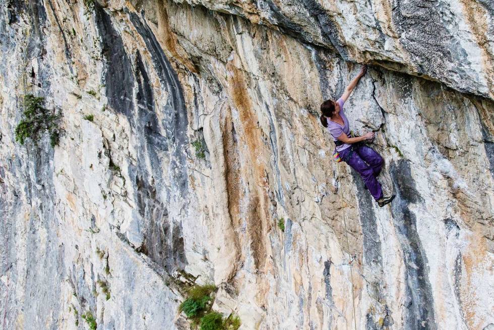 Bemerket: Lise viser at damene også kan sette skapet på plass, her på Ignatia (6c+) på Erboristeria Bassa. Foto: Thomas Horgen Oltre-Finale-2