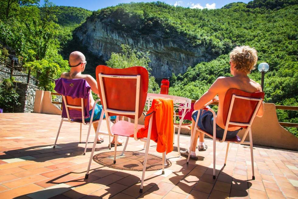 Morgenstund: Håkon Raanes og Thomas Horgen nyter frokost på terrassen og legger planer for knusing av ruter på Erboristeria. Foto: Jon Olav Grepstad Oltre-Finale-8