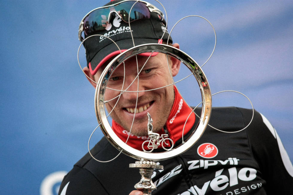 PREMIE: Thor Hushovd viser stolt frem troféet han vant i 2009, og premien er lik i dag. Foto: Cor Vos. omloop het nieuwsblad