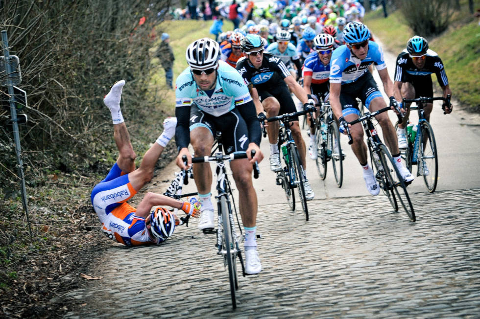 ÆVVE: Også gutta kan velte. Tom Boonen slipper unna i 2014. Foto: Cor Vos. omloop het nieuwsblad