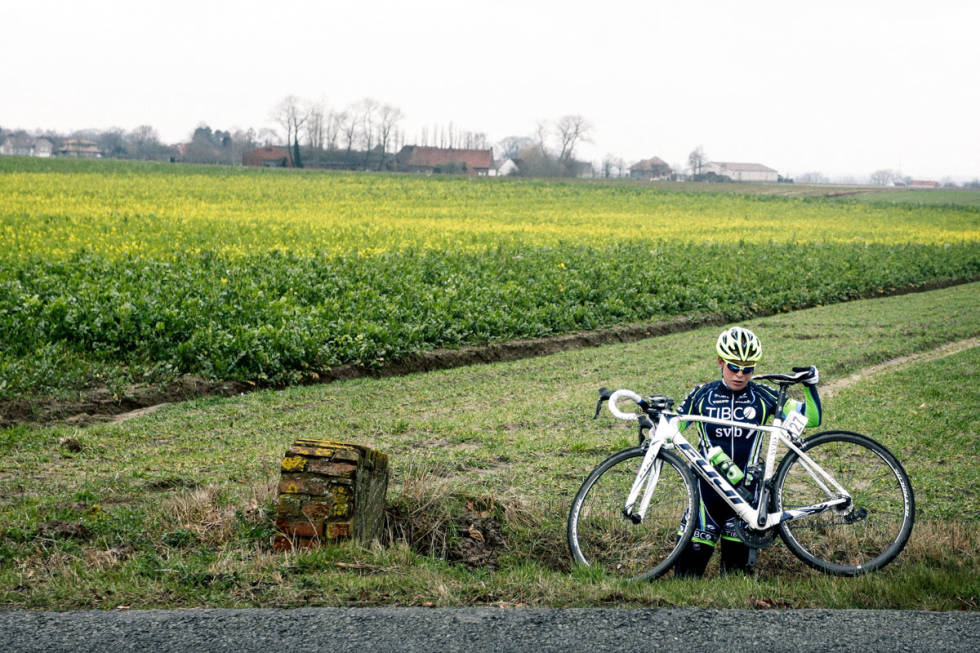PÅ JORDET: En rytter på vei opp av grøfta etter en velt. Kvinnenes ritt, 2018. Foto: Cor Vos. omloop het nieuwsblad