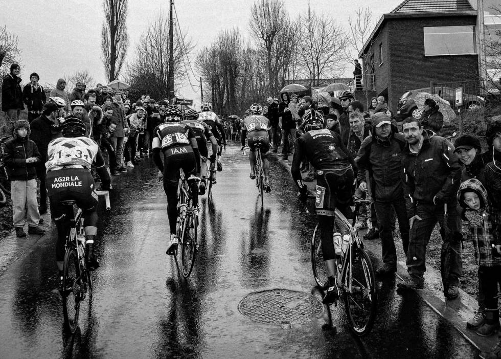 GRISEKALDT: Regn og lave temperaturer er noen av hovedingrediensene i Nieuwsblad. Foto: Cor Vos. omloop het nieuwsblad