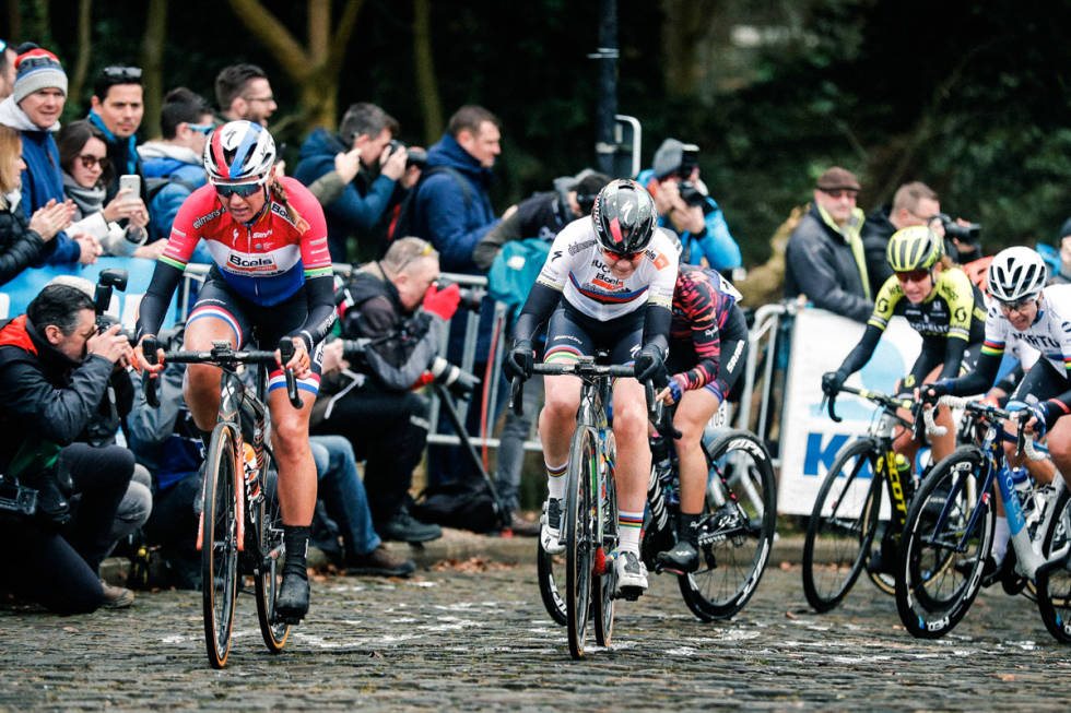 SUVEREN: Chantal Blaak (t.v) vant kvinnenes ritt i 2019. Foto: Cor Vos. omloop het nieuwsblad