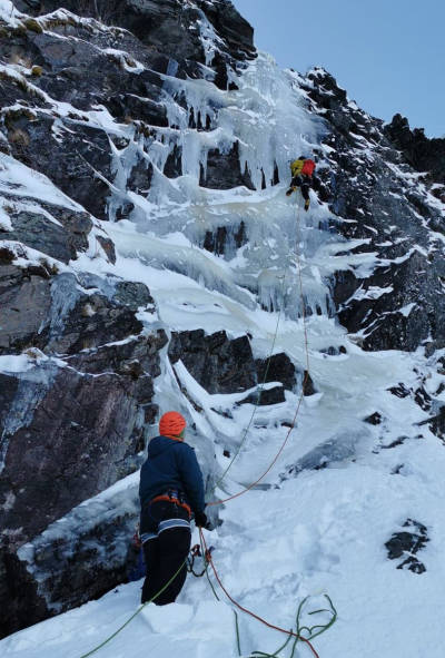 START: Joakim leder første taulengde, Rune Kvalsnes sikrer. Foto: Dag Jørund Vik isklatring Oppdal