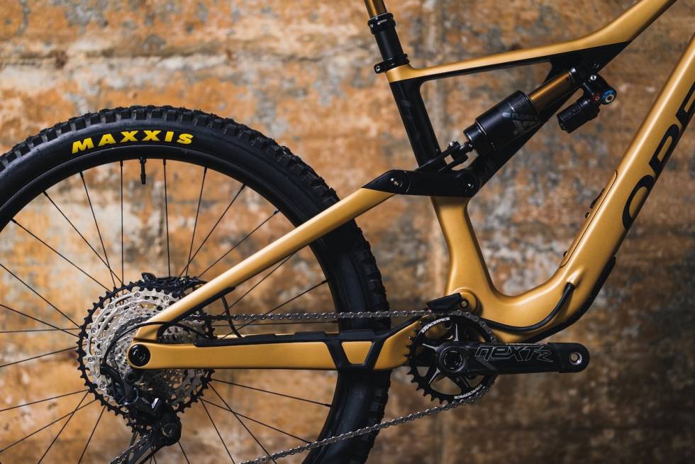 AKSLINGSLEDD: Leddet rundt bakakslingen skal isolere dempingen fra bremsing og tråkking. Orbea Rallon 2022