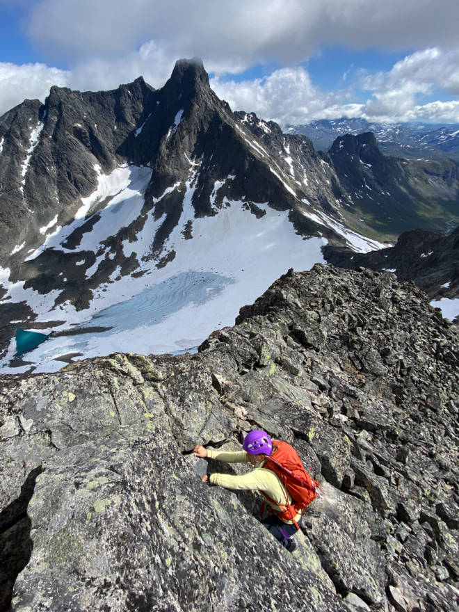 KLYVING: Siv-Elin Skogen med Ortovox Trad 35 på ryggen og et ikke ukjent klatrefjell i bakgrunnen. Foto: Tore Meirik test fjellklatresekk Ortovox Trad 35