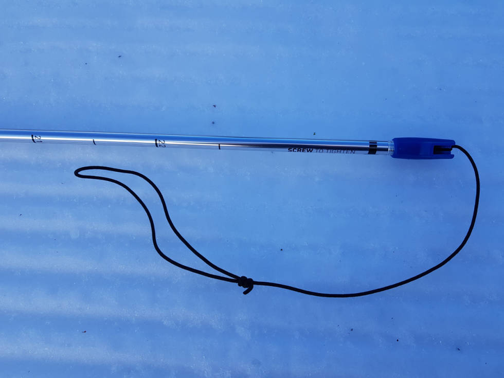 Feste på Ortovox alu 240 er en knute du drar ut og legger i sporet på enden. Enden kan du skru rundt for å etterstramme stangen. Minuset er den løse enden som henger og slenger med mindre du knyter den fast til stangen. ortovox søkestang test