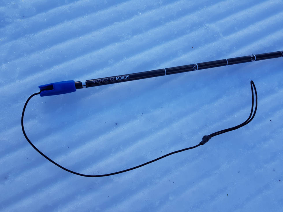 Feste på Ortovox carbon 240 superlight er en knute du drar ut og legger i sporet på enden. Enden kan du skru rundt for å etterstramme stangen. Minuset er den løse enden som henger og slenger med mindre du knyter den fast til stangen. ortovox søkestang test