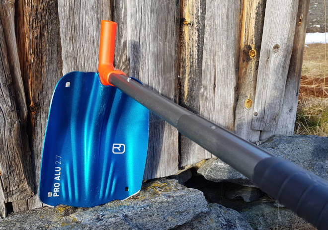 Ortovox Pro Alu III montert som krafse. Det er spor for rask sammenkobling enten man fester skaftet som spade eller krafse. Den andre enden av grepet som stikker opp, kan brukes som ekstra grep for styring og kontroll. skredspade test