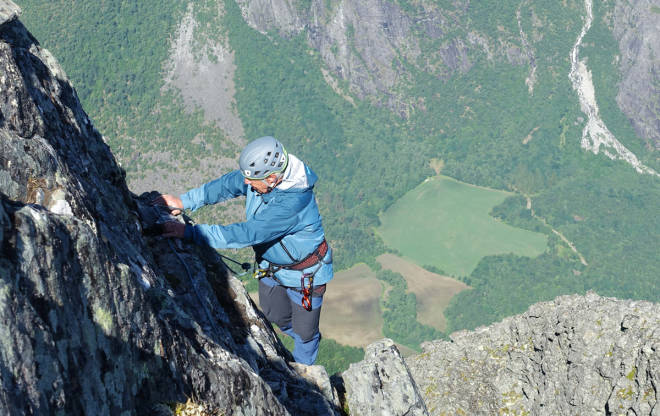 TEST-HJELP: Artikkelforfatterens far Erling Meirik (72) i aksjon med Ortovox Vajolet og testhjelp på Romsdalshorn. Foto: Tore Meirik test klatrebukse fjellklatring Ortovox