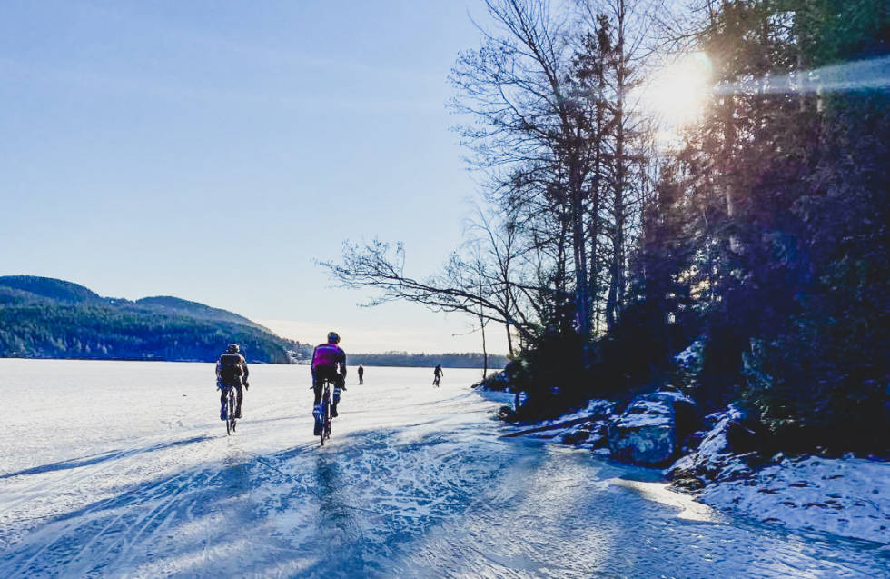 BEST PÅ KANTEN: På midten av vannet var det snø, men ved vannkanten var det raske forhold. Oslo-dawn-patrol-strava-art-8