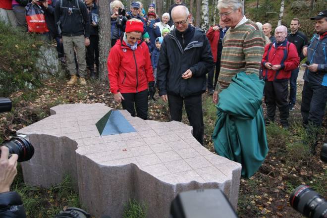 OSLOS GEOGRAFISKE MIDTPUNKT: Dronning Sonja avduket monumentet ved Oslos geografiske midtpunkt i Oslomarka i 2014.. Foto: Nicoline Hagsvær oslos geografiske midtpunkt