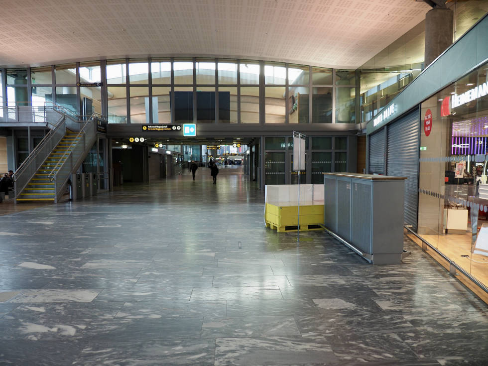 Ikke akkurat stinn brakke på flyplassen nå om dagen. Foto: Lisa Kvålshaugen Bjærum P1010684 2