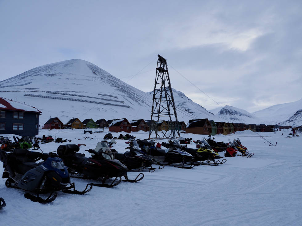 I Longyearbyen er det mer vanlig å ha snøscooter enn bil. Foto: Lisa Kvålshaugen Bjærum P1010745