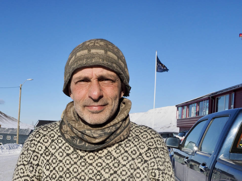 BODD PÅ SVALBARD I 27 ÅR: Stefano Poli driver guideselskap på Svalbard, og koronapandemien har gjort at han har en 90 prosent nedgang i firmaet. Foto: Lisa Kvålshaugen Bjærum P1011397