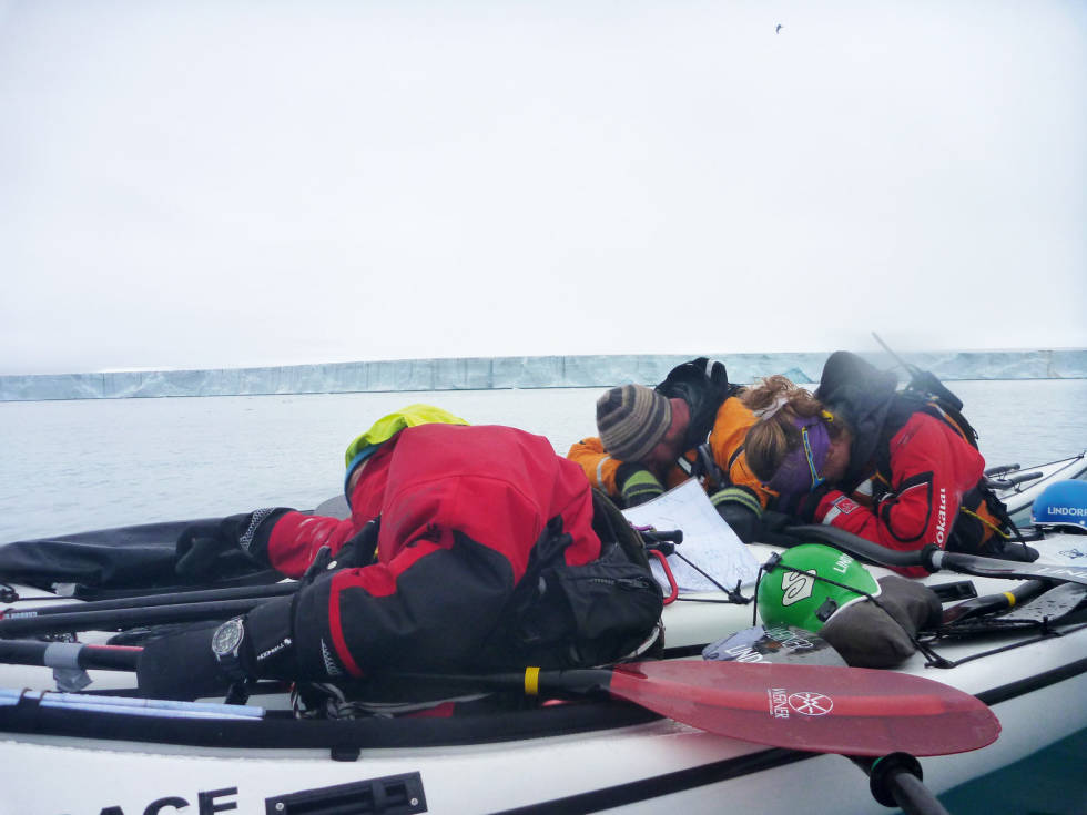 Trøytte: Vert ein trøytt nok kan ein sova over alt, det fekk me bevist her. Foto: Dag Marius Ammerud Padling-Nordaustlandet-11