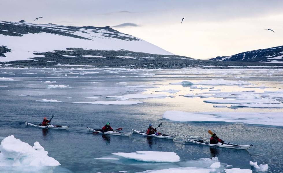 Labyrint: Som ein lang slange fann me veg mellom isflaka. Foto: Kjell Erik Reinhardtsen Padling-Nordaustlandet-2