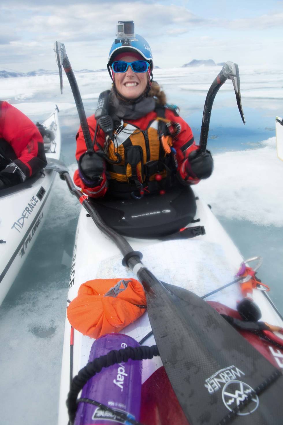 Godt utrusta: Med to isøkser drog me oss fram over tusen isflak og fekk framdrift. Foto: Kjell Erik Reinhardtsen Padling-Nordaustlandet-4