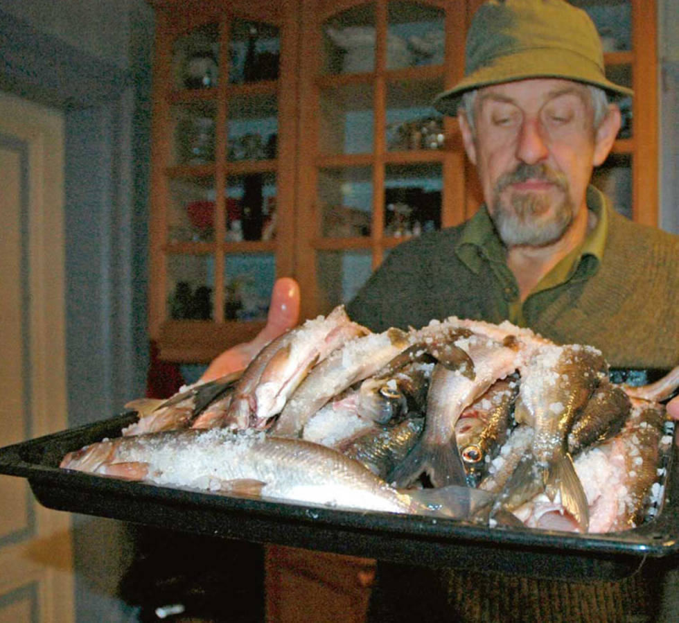 Anders Grimenes på Grimenes gård med lagesild som er saltet og skal røkes. Foto: Torolf Kroglund/Lillesands-Posten Padling-på-Grimevannene-Torolf-Kroglund-2