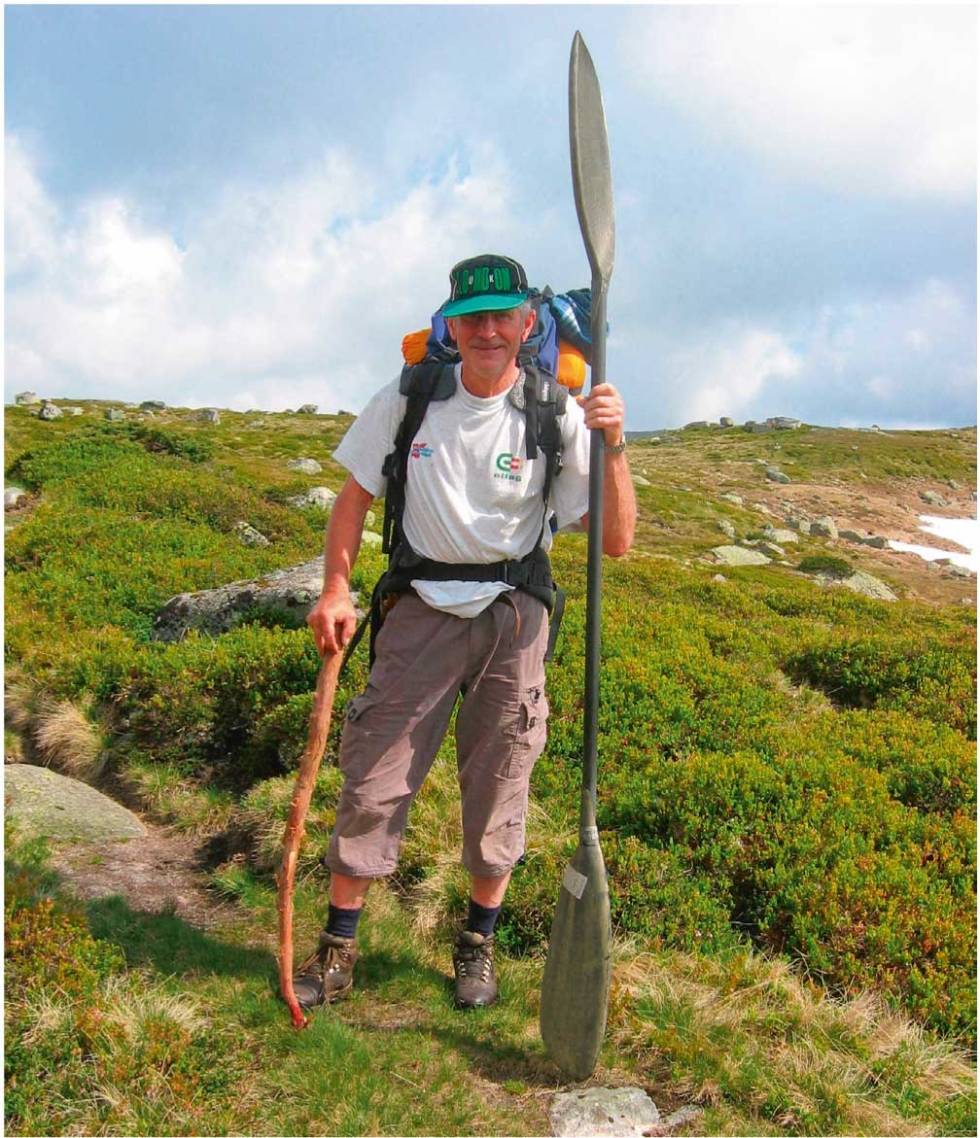 Fjellvandrer med padleåre på vei inn til Gaukhei. Foto: Harald Flå Padling-på-Monsvatnet-Harald-Flå-2