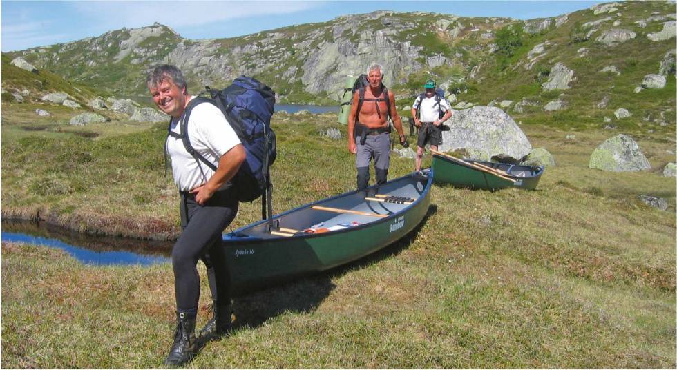På vei inn til Monsvatnet fra riksveien, må du bære over noen strekninger. Men heldigvis er terrenget ofte godt egnet til å dra kanoen eller kajakken. Er dere flere, går det også lettere. Foto: Harald Flå Padling-på-Monsvatnet-Harald-Flå-4