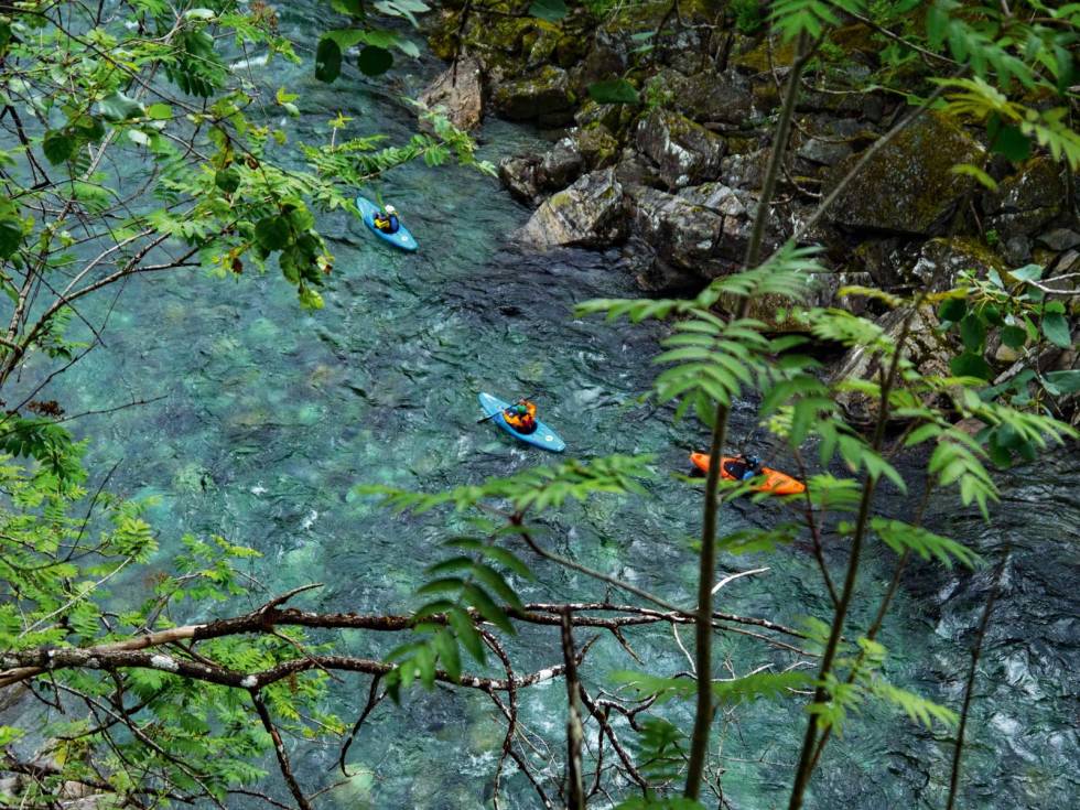 Kvifor vern? Raundalen er verna av Stortinget fordi den har unike natur- og friluftslivskvalitetar der den renn krystallklar frå høgfjellet til Voss sentrum. Her vert den ein del av Vosso som finn vegen til fjorden, og som husar verdas største Atlanterhavslaks. Foto: Sasha Vales Toledano Padling-Voss-8