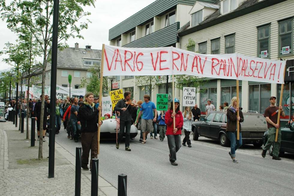 DEMONSTRASJON:Naturvernarar, ekstremsportarar og felespelarar samla 400 menneske då dei laga demonstrasjonstog i gatene på Voss i 2010. Bilde: Ekstremsportveko Padling-Voss-Demonstrasjon-3