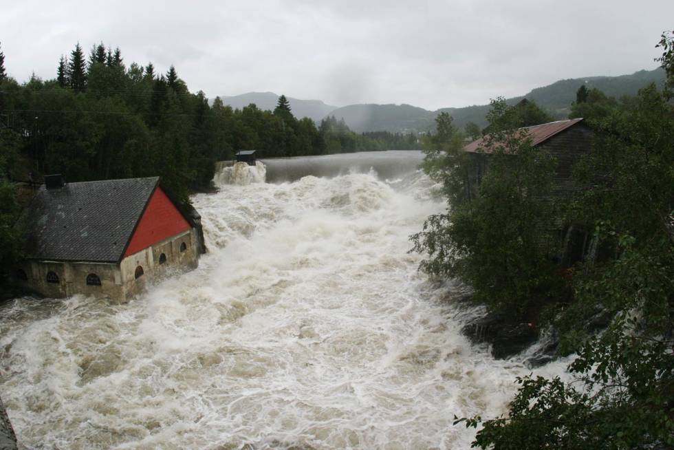 FLAUM: Enorme krefter i aksjon da Raundalselva vaks seg uvanleg stor 28.oktober 2014. Voss sentrum vart ståande under vatn, noko som skapa ny debatt om kraftverk og flaumtunellar. Bilde: Øystein Bjørke Padling-Voss-Flaum-6