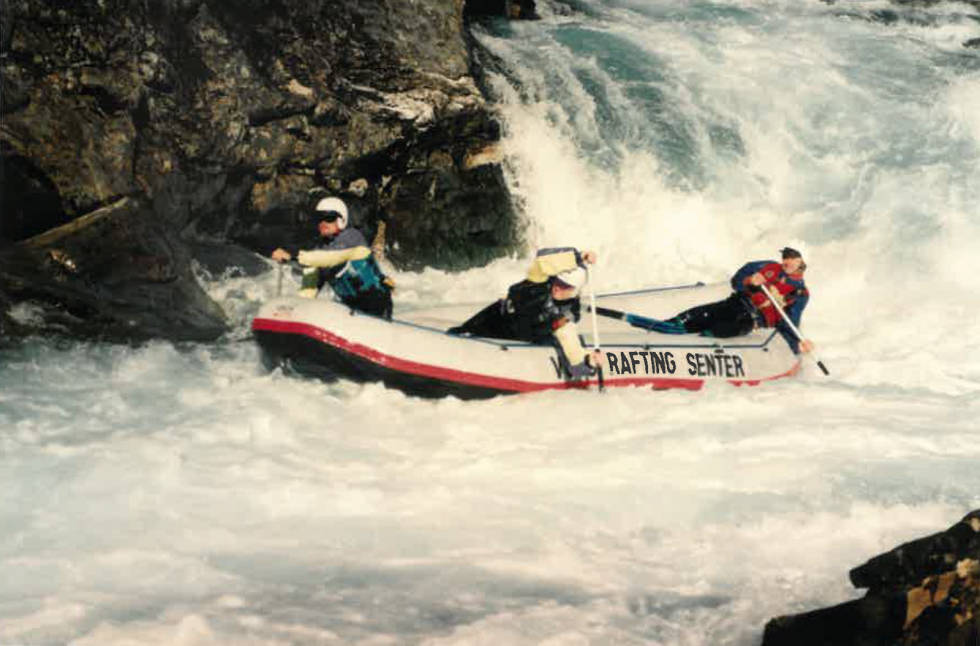 Pionerar: Flemming Schmidt og Frode Solbakk utforska Raundalselva i raft i -92. Foto: Frå Frode Solbakk sitt arkiv / Fotograf ukjend. Padling-Voss-Rafting-1992-5