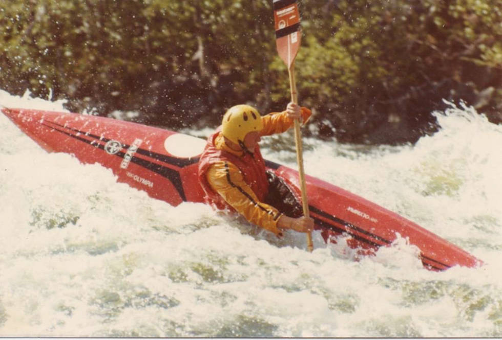 Førstemann i 1979: Tony Hutchinson som her padlar Raundalselva med treåre og ein 4 meter lang glassfiberkajakk, er no busett på Voss. I 1979 var han med i ei gruppe av engelske soldatar som reiste Noreg rundt for å padle elv. Padling, klatring og skikøyring var ein del av treninga deira, og dei har truleg førstegongspadla mange av klassikarane i den norske vassdragsnaturen.Foto: Frå Tony Hutchinson sitt arkiv/ Fotograf ukjend. Padling-Voss-Raundalen-1979-4