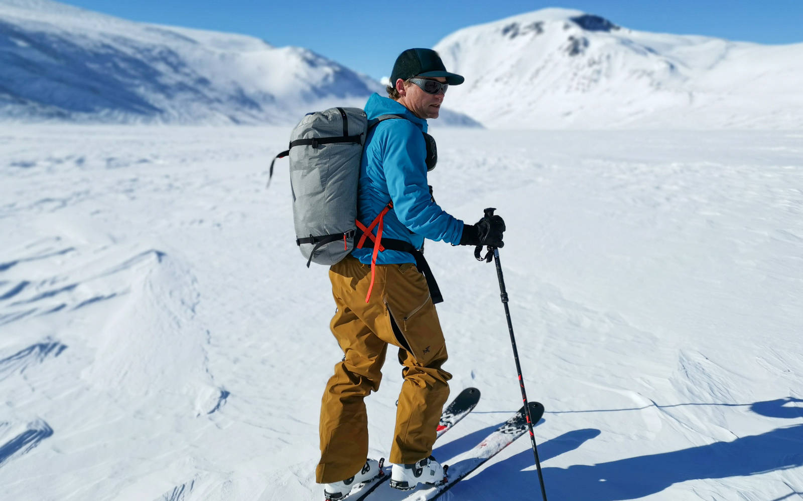 LETT GJENNOM JOTUNHEIMEN: Det var ingen som helt forsto hvordan frikjører Stian Hagen klarte å få sekken sin så lett. På turen gjennom Høgruta vard et den absolutt letteste i følget med et sted mellom seks og syv kilo. Bilde: Christian Nerdrum Stian Hagen på vei opp til Besshøe i Jotunheimen