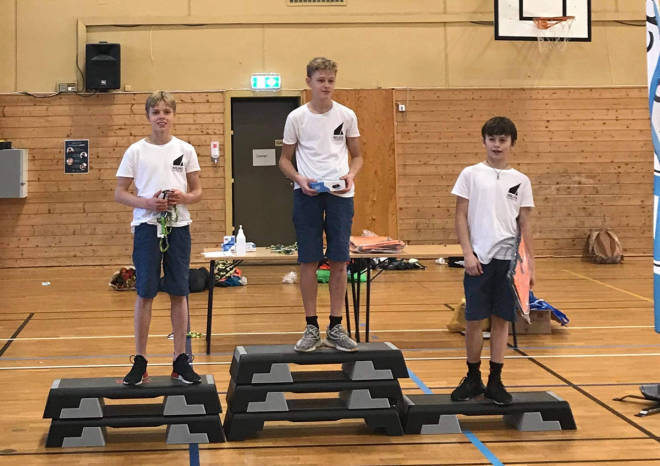MANGE DELTAGERE: Kolsås Klatreklubb pryder pallen i klassen yngre junior gutter med Trym Landmark på topp, etterfulgt av Sverre Blix og Alfred Kirkebø. Foto: Synne Stensland norgescup klatring