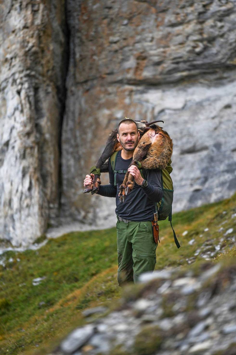 Første etappe: Pakket og klar for første etappe ned til jakthytta, der rødvin og en spektakulær solnedgang over Alpene venter. Paraglider-jakt-Alpejakt-11