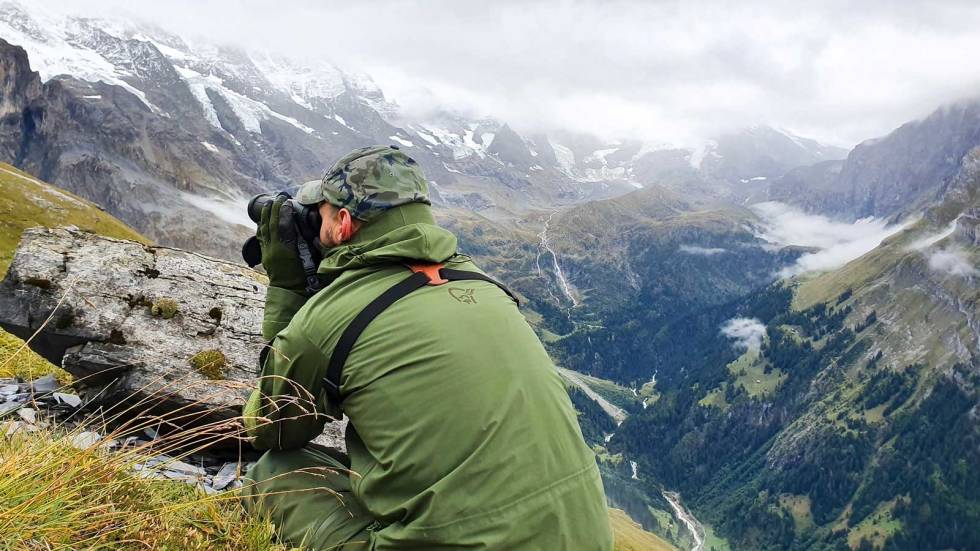 Spaning: Flittig kikkertbruk er viktig på samme måte som under reinsjakta Paraglider-jakt-Alpejakt-3