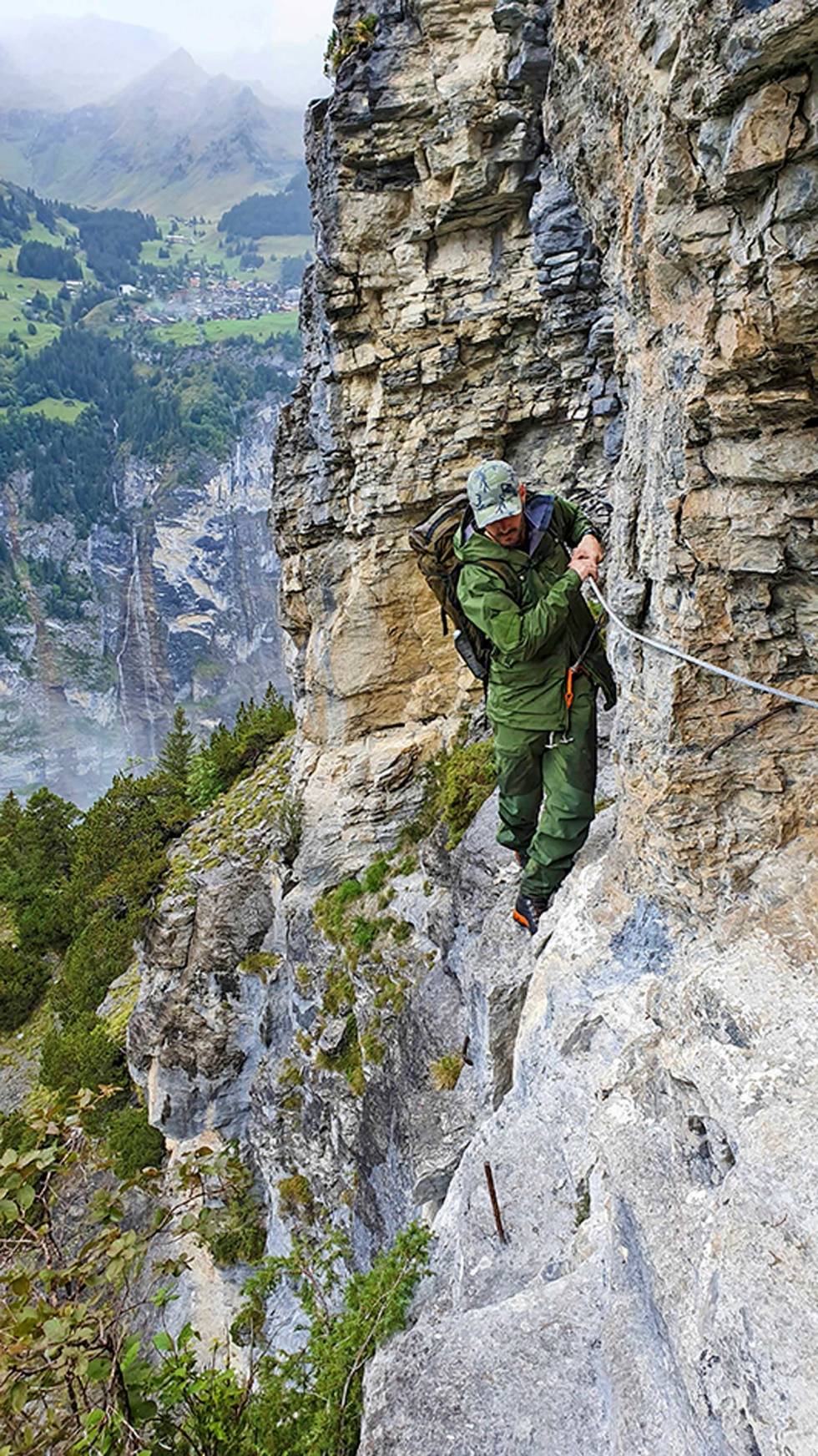 Kipplauf-land: Midt i traversen skjønner jeg godt at kipplaufen kommer fra Alpene: Pakket ned i sekken er børsa på ingen måte i veien. Paraglider-jakt-Alpejakt-5