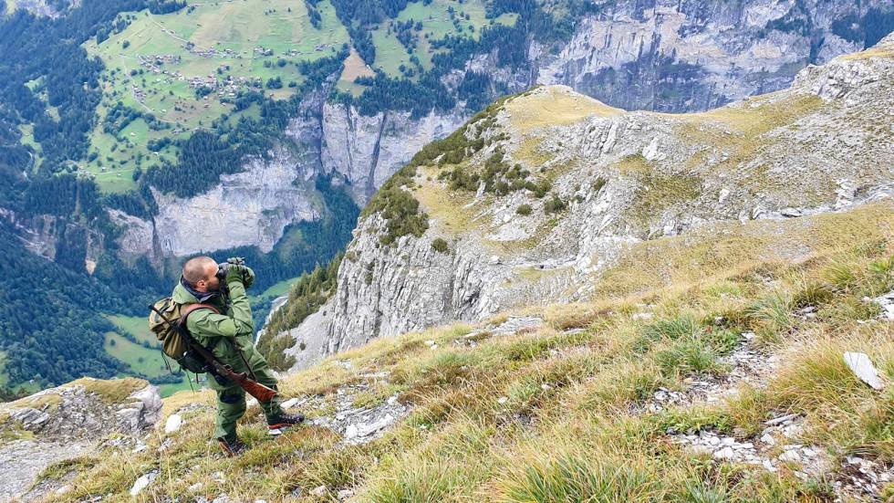 Luftig: Gemsjakt i de sveitsiske alpene er ikke for de med svakt hjerte og hode. Paraglider-jakt-Alpejakt-9