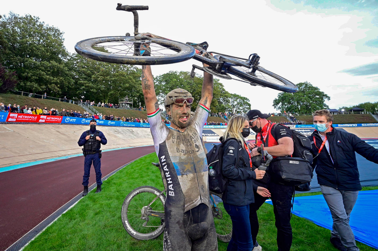 DERETTER...: Faller han om i gråt på gresset. paris roubaix 2021 (10)