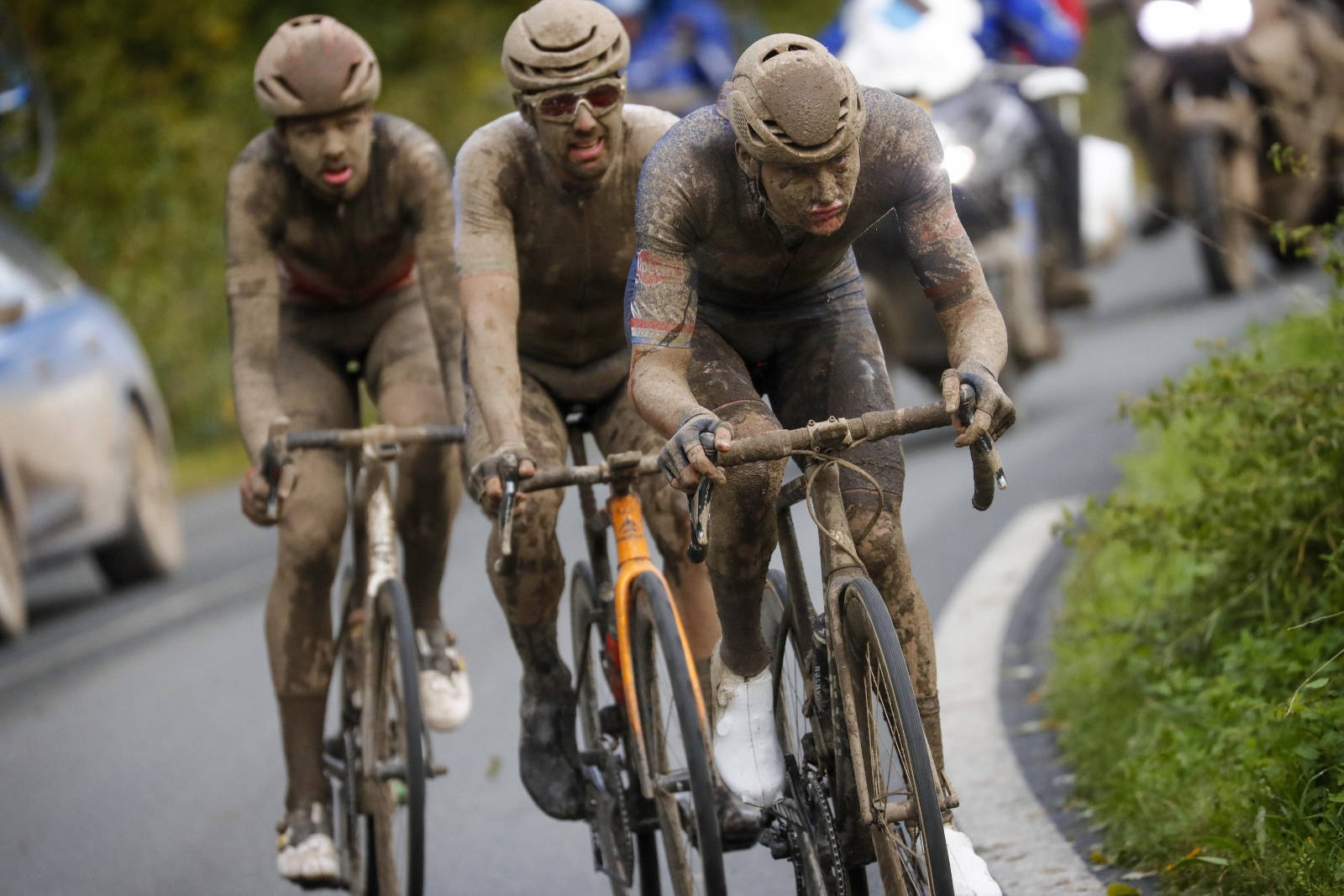 GJØRMEMONSTER: Mathieu van der Poel, Sonny Colbrelli og Florian Vermeersch. Nesten ugjenkjennelige. paris roubaix 2021 (12)