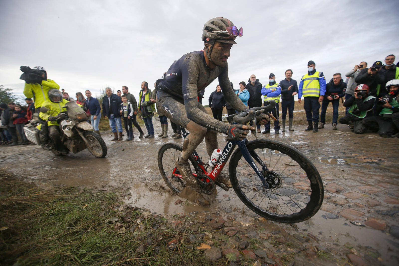 SÅ UT TIL Å VINNE: Gianni Moscon så ut til å kunne ta seieren, men velt og punktering ødela for den kontroversielle italieneren. paris roubaix 2021 (14)