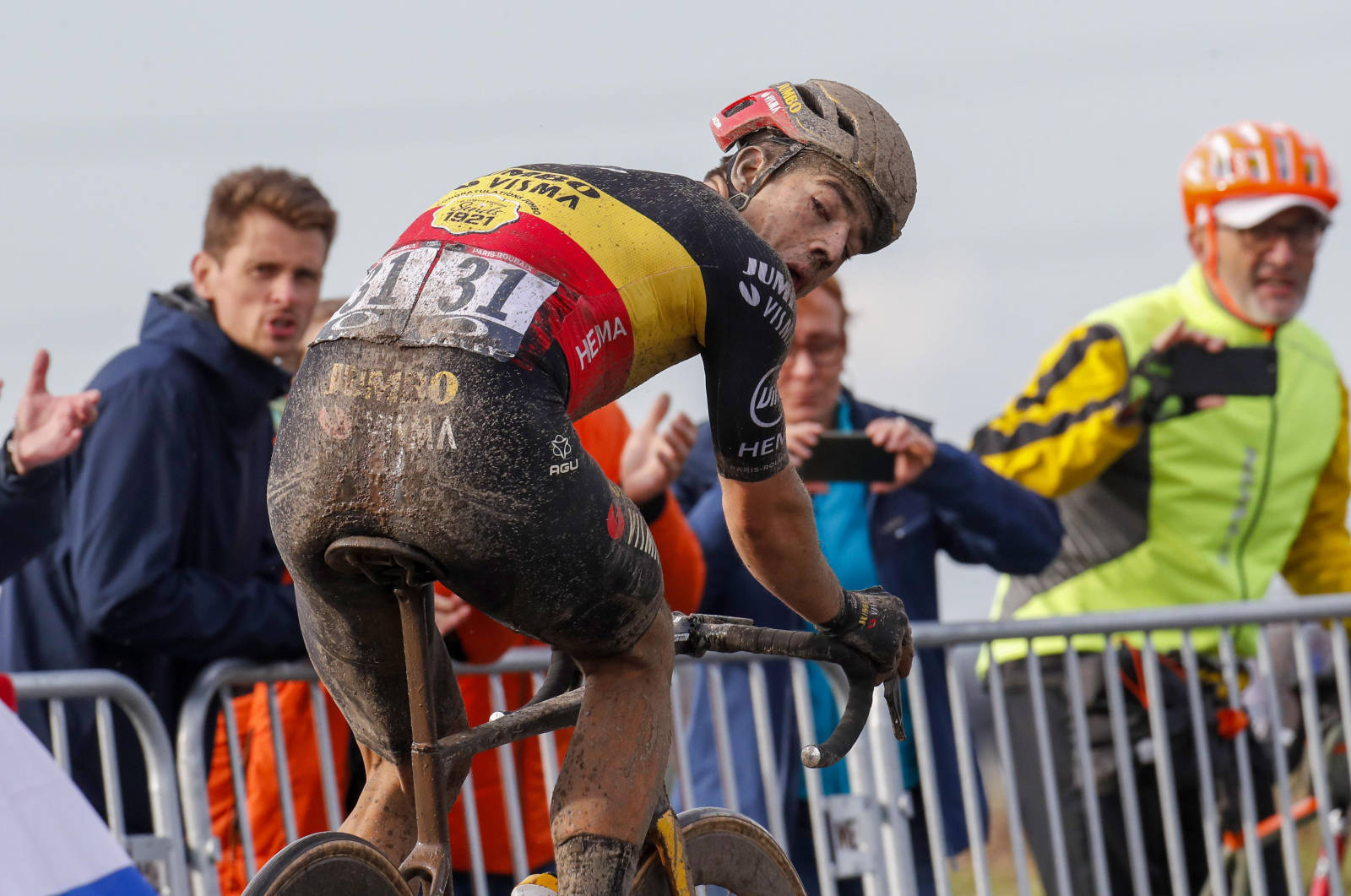 VANT TIL GJØRME: Cyclocross-spesialist Wout van Aert behersker sykkelen godt på slikt føre som det var søndag, men maktet ikke å følge erkerival Van der Poel. paris roubaix 2021 (15)