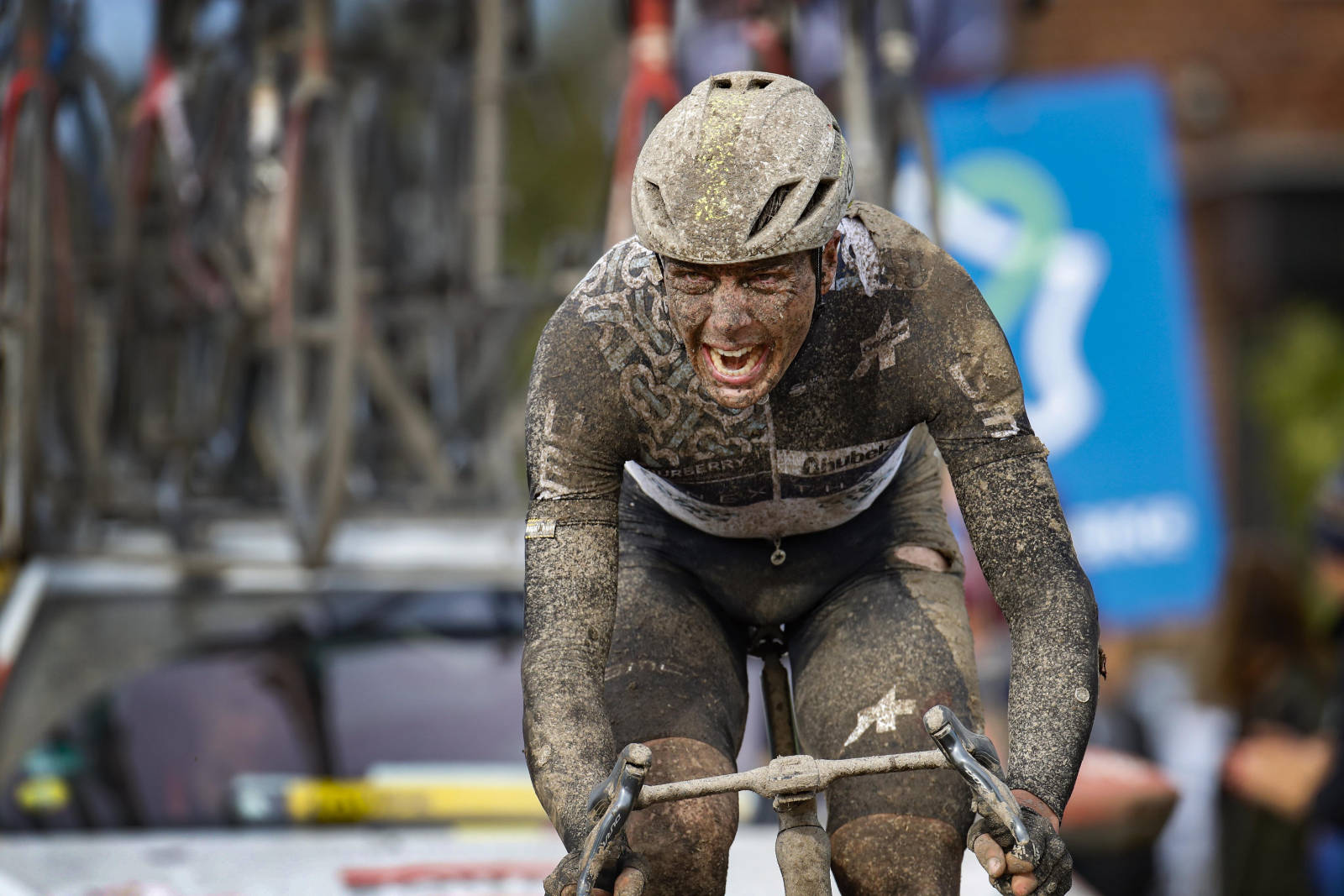 KRIGER: Max Walscheids ansiktsuttrykk beskriver søndagens ritt ganske bra. paris roubaix 2021 (16)