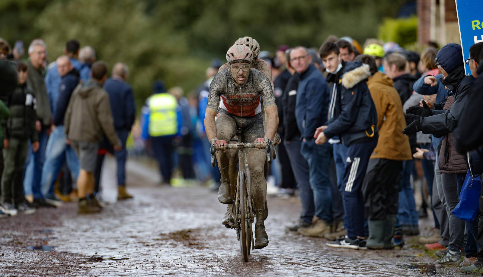REGJERENDE VINNER: Philippe Gilbert vant Paris-Roubaix sist det ble arrangert, i 2019, men klarte ikke å forsvare seieren sin. paris roubaix 2021 (19)
