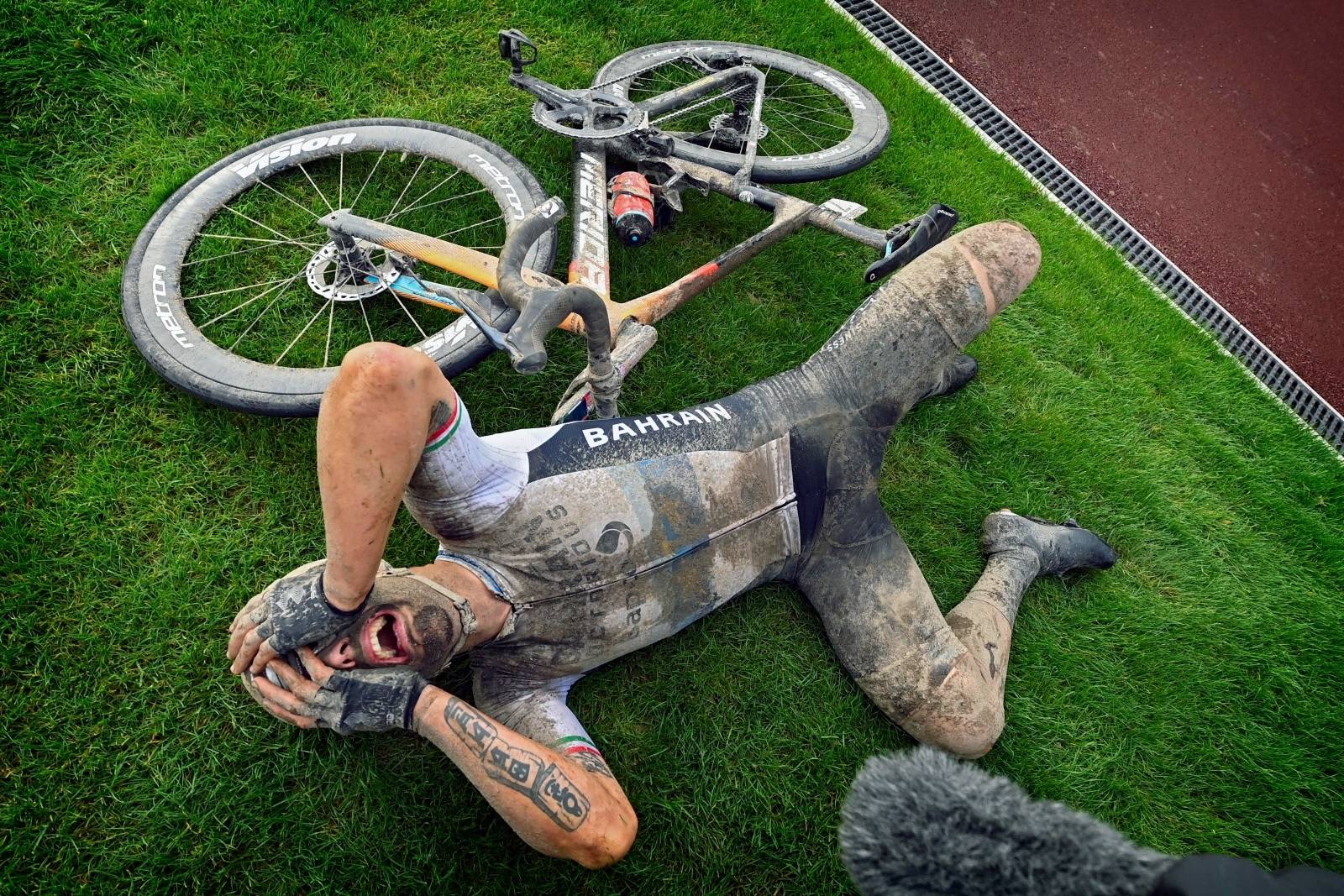 DERETTER...: Faller han om i gråt på gresset. paris-roubaix 2021