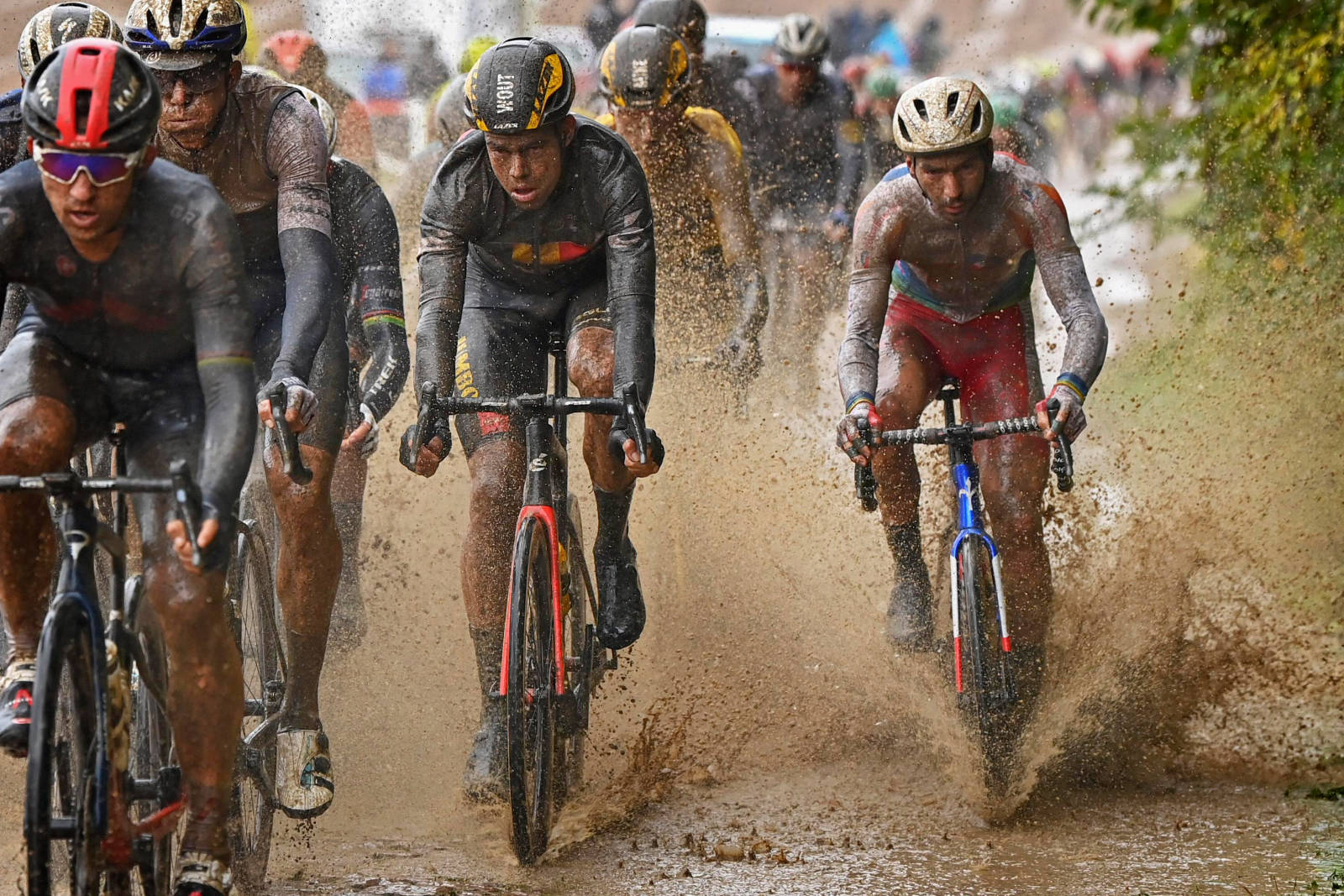 SØLE: Spruten står når Wout van Aert og resten av feltet brøyter seg gjennom vannmassene på brosteinen. paris roubaix 2021 (3)