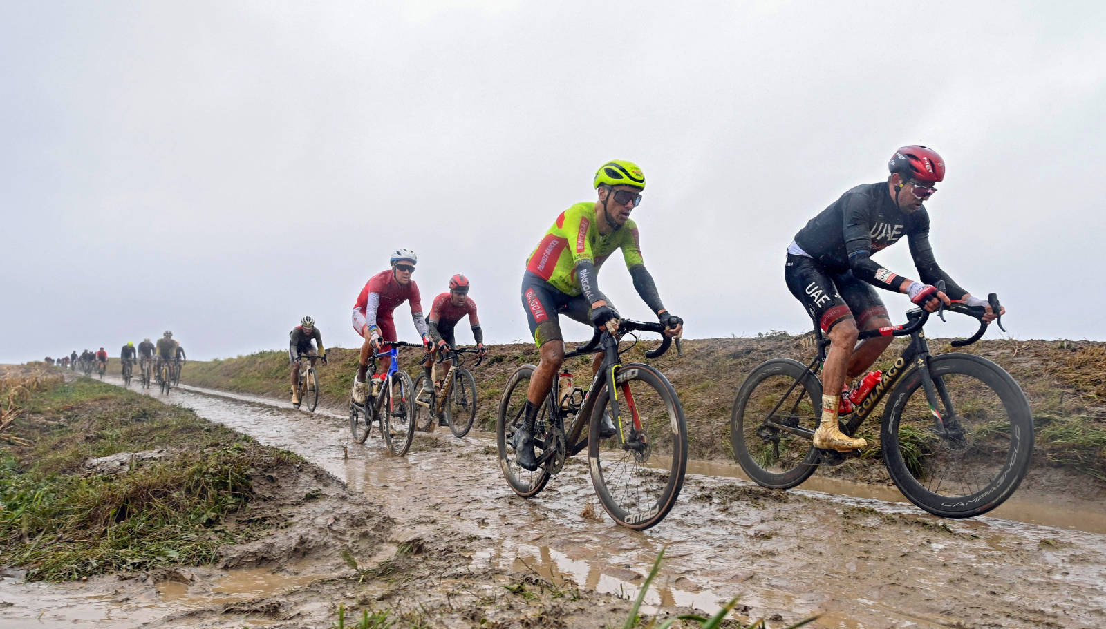 BRILLENE PÅ NESETIPPEN: Alexander Kristoff (først i bildet) manøvrerer seg over et gjørmebelagt brosteinsparti. paris roubaix 2021 (4)