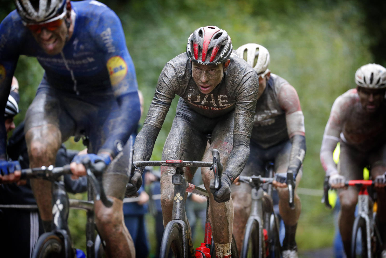 STAKAN: Vegard Stake Laengen satt lenge i brudd, og den høyreiste askerbøringen fikk virkelig testet sykkelferdighetene på den såpeglatte brosteinen. paris roubaix 2021 (5)