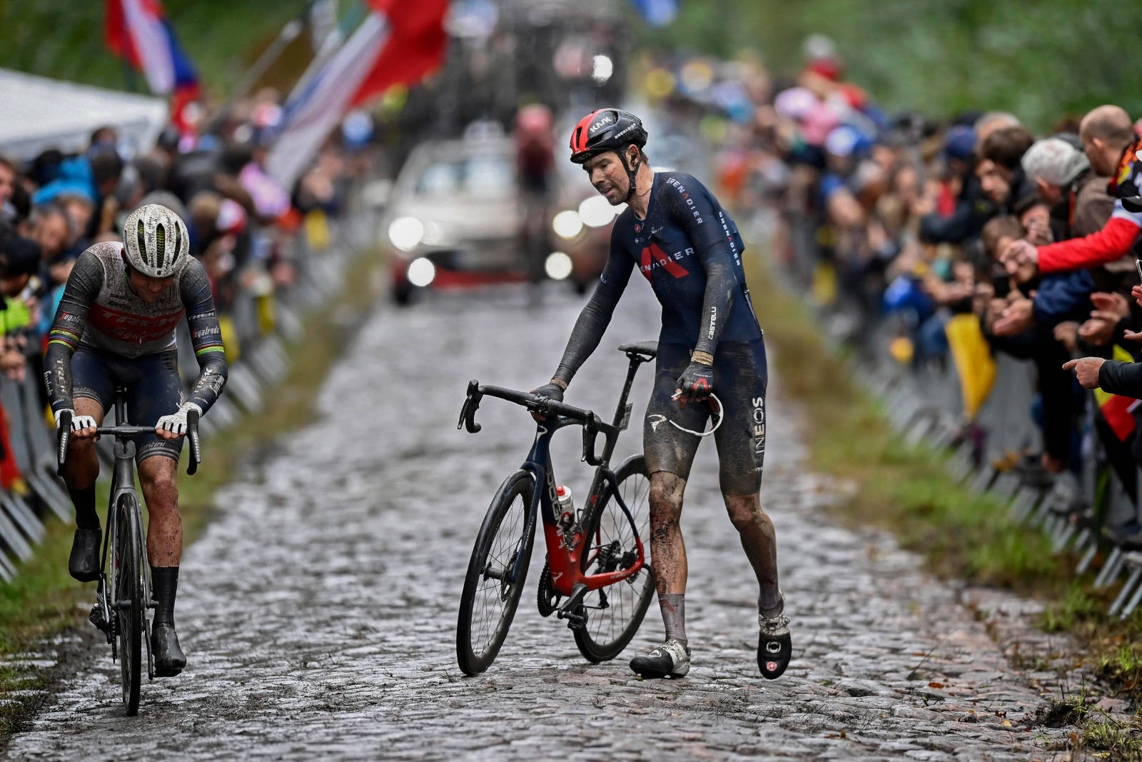 TIL FOTS: Luke Rowe på beina igjen, Mads Pedersen på sykkelen. Rowe fullførte rittet, mens Pedersen etter hvert sto av. paris roubaix 2021 (7)